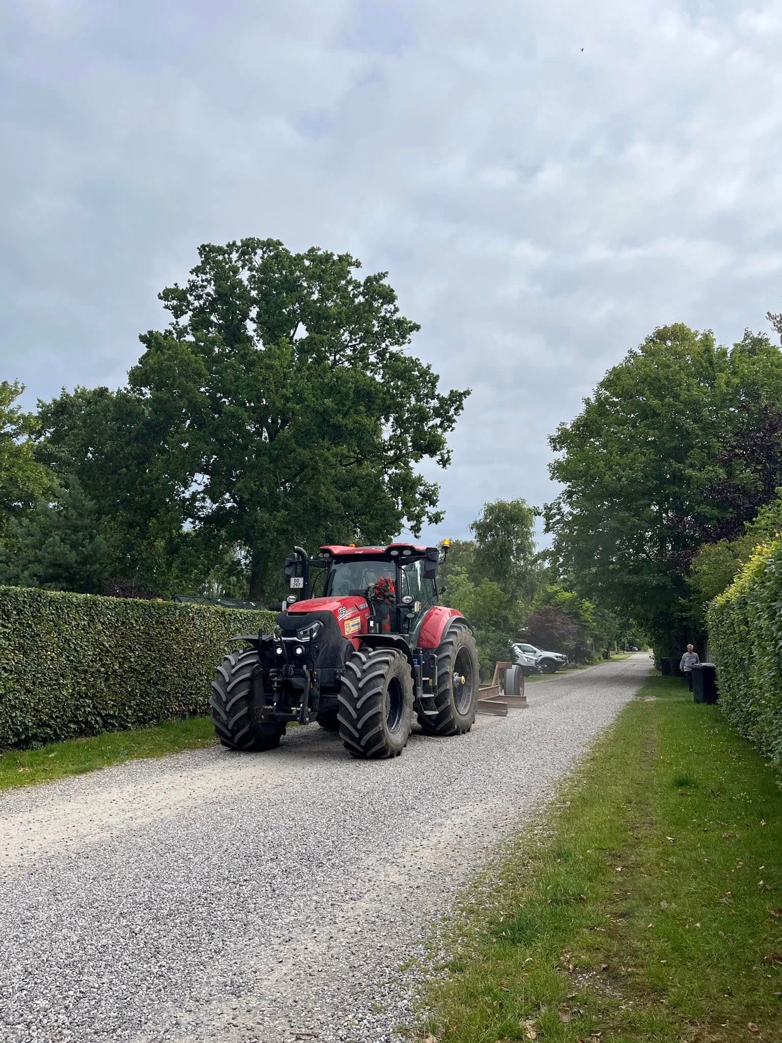 Traktor på grusvej i Skæring Hede Nord
